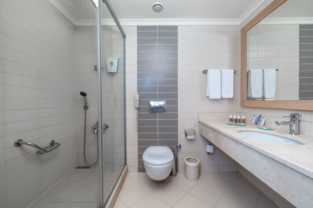 rooms-family-room-land-view