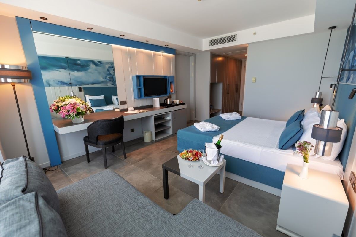 rooms-coral-room