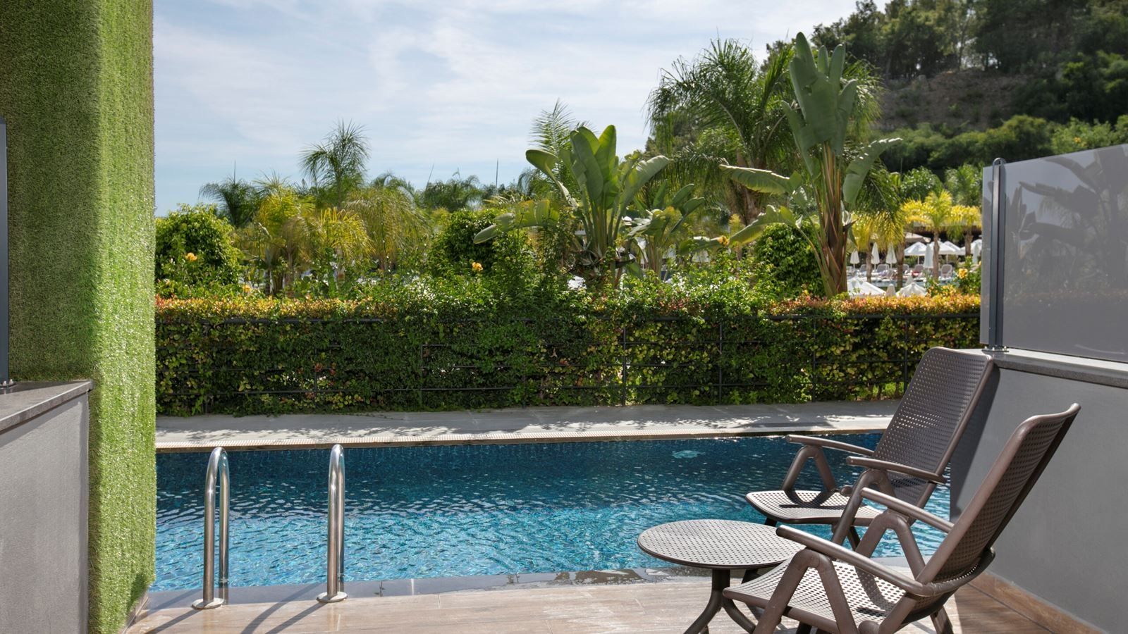 rooms-family-swim-up-room-garden-view
