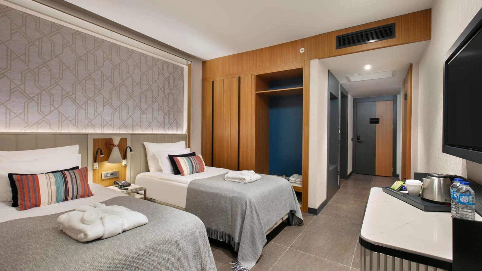 rooms-family-swim-up-room-garden-view