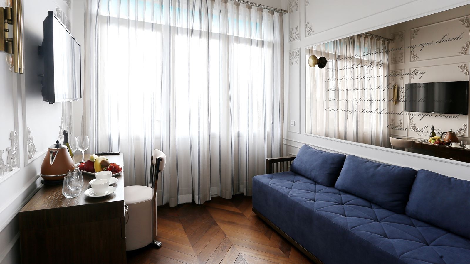 rooms-suite-king-size-bed