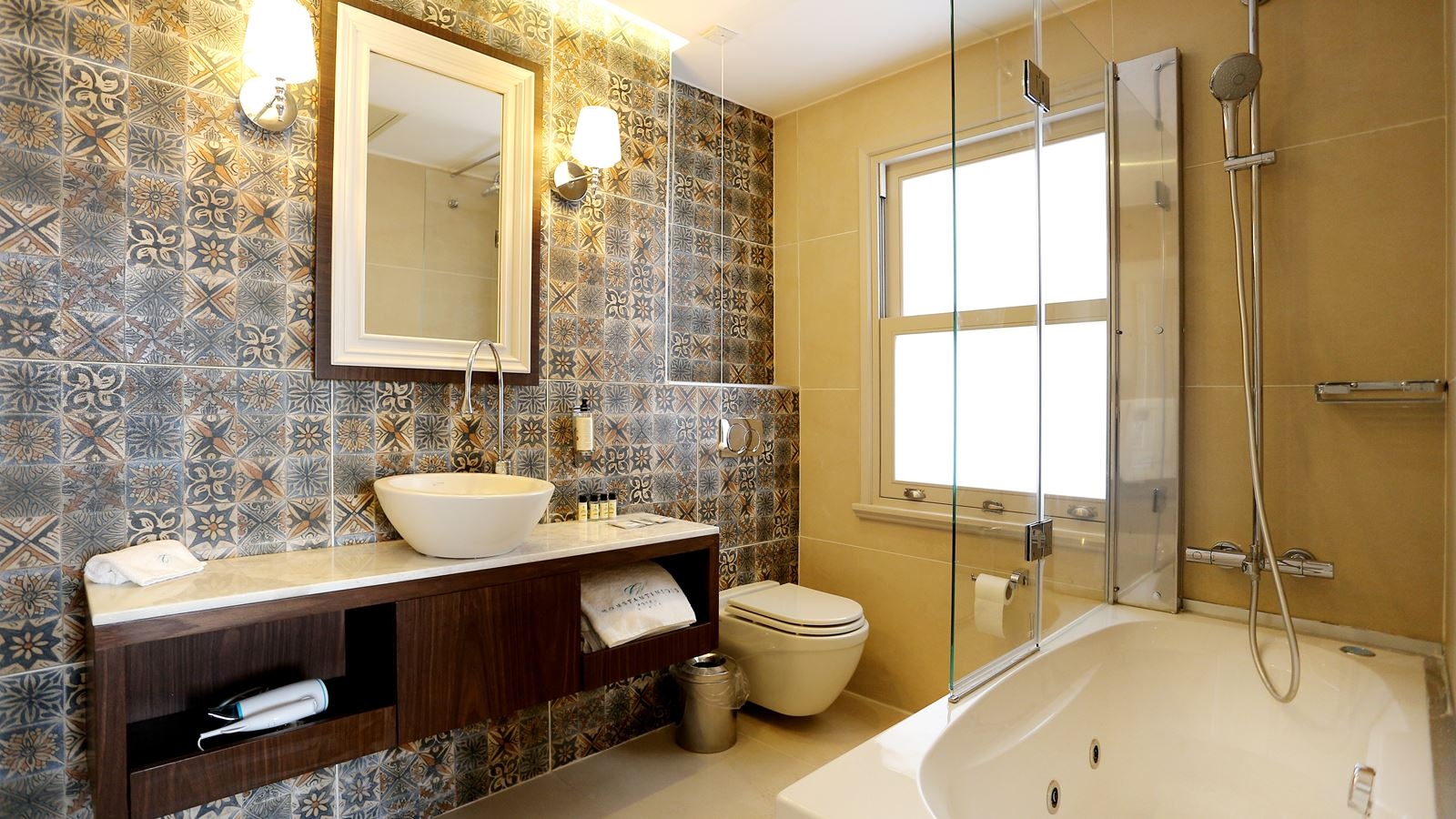 rooms-suite-king-size-bed