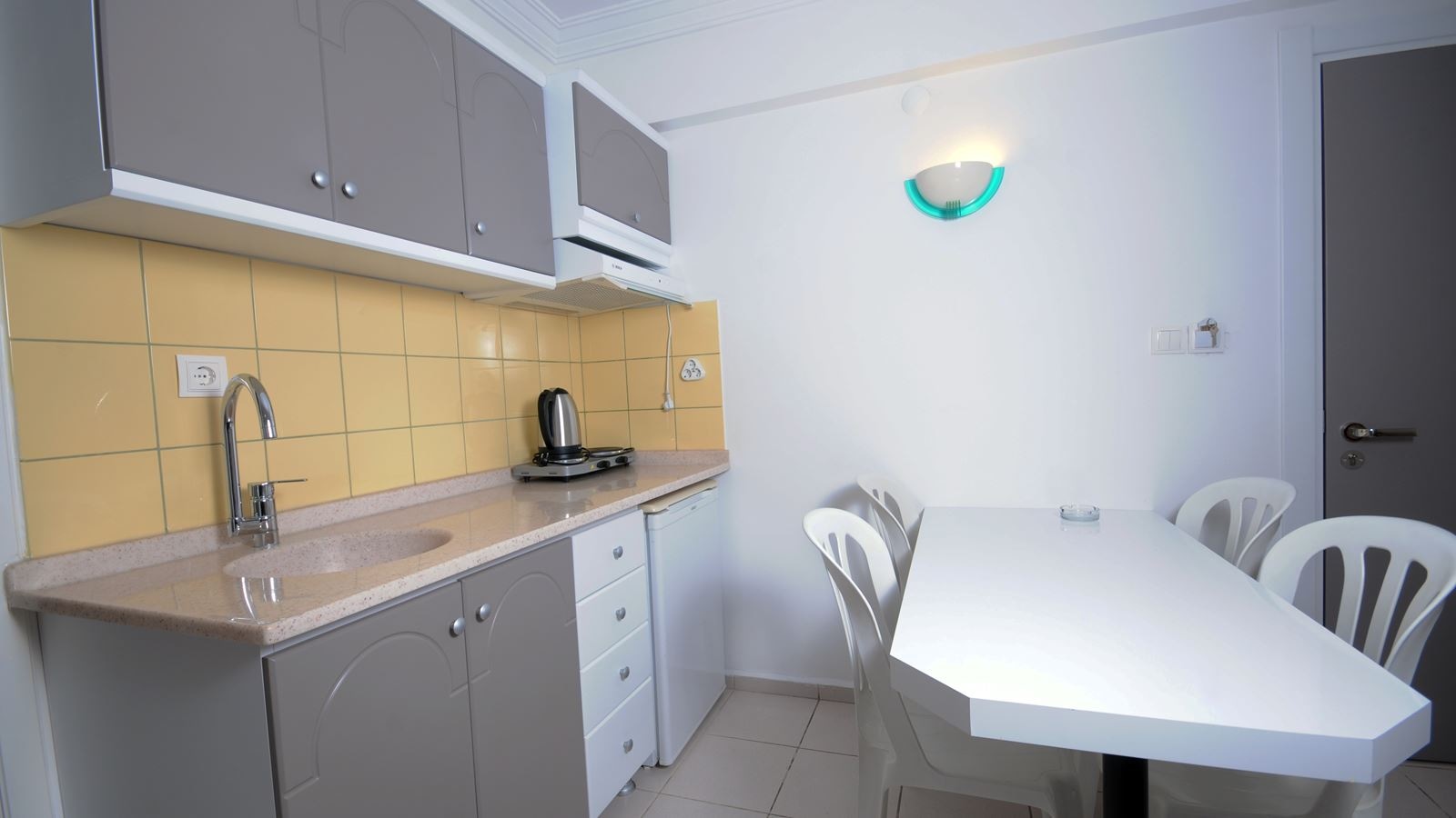 rooms-apartmen-1-bedroom-pool-view