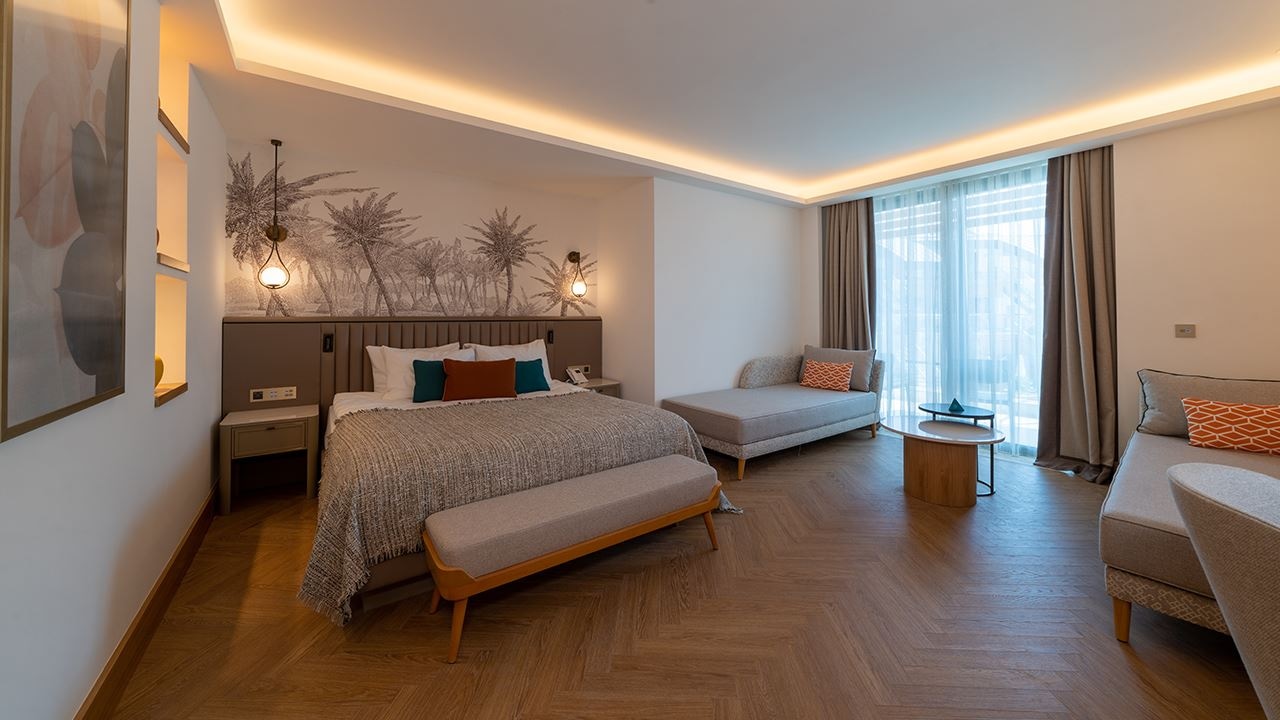 rooms-large-room-pool-access-via-stairs