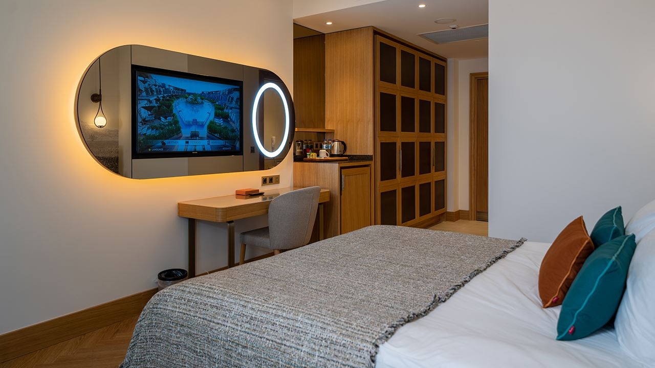 rooms-standard-room-pool-access-via-stairs