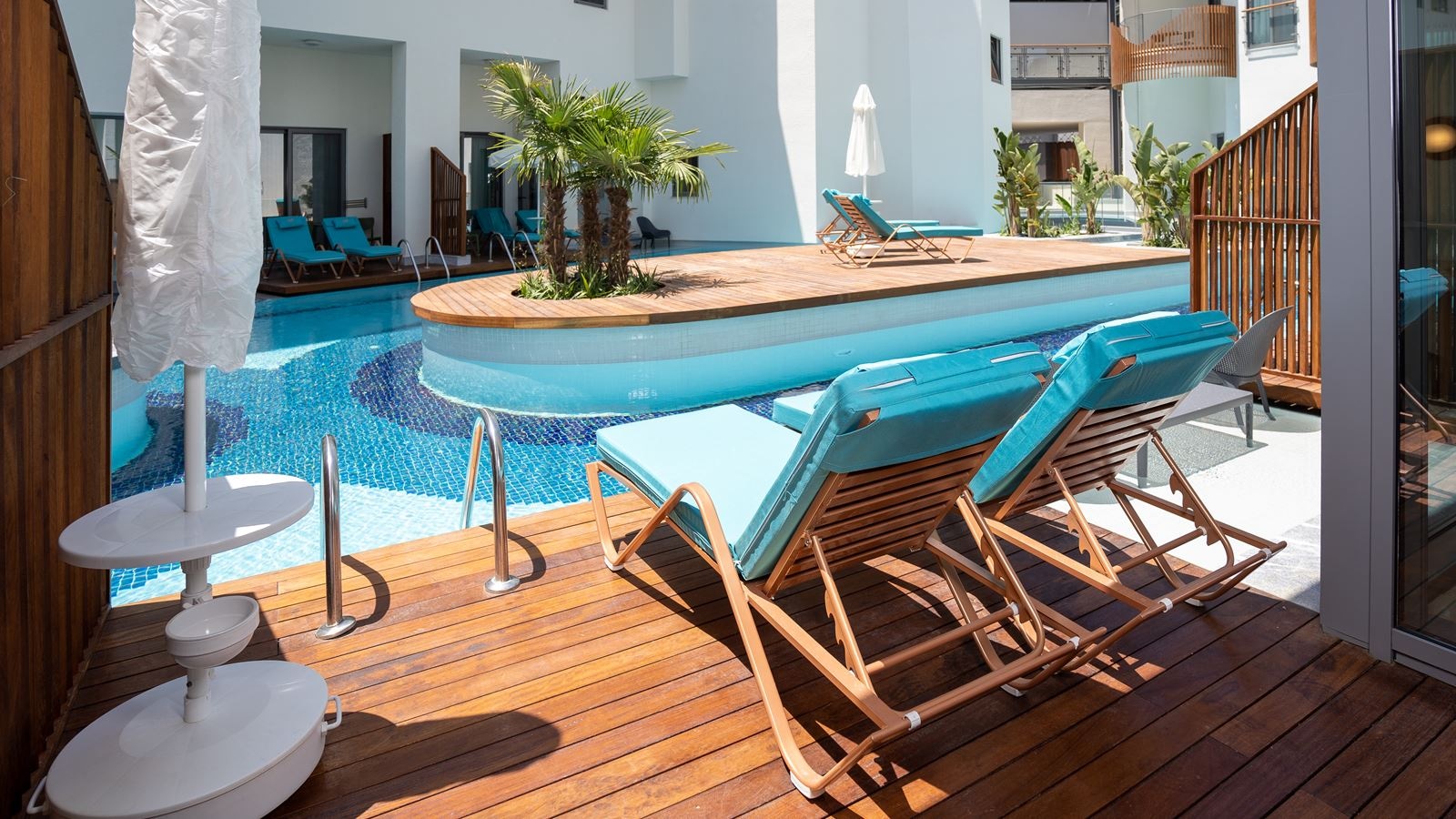 rooms-family-room-pool-direct-access