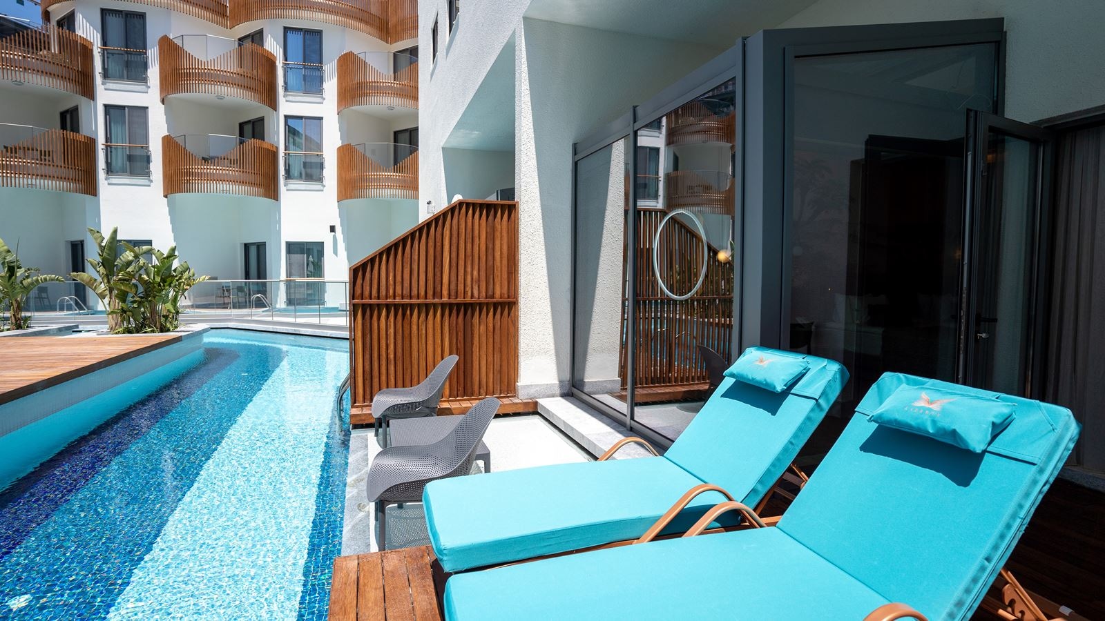 rooms-family-room-pool-direct-access