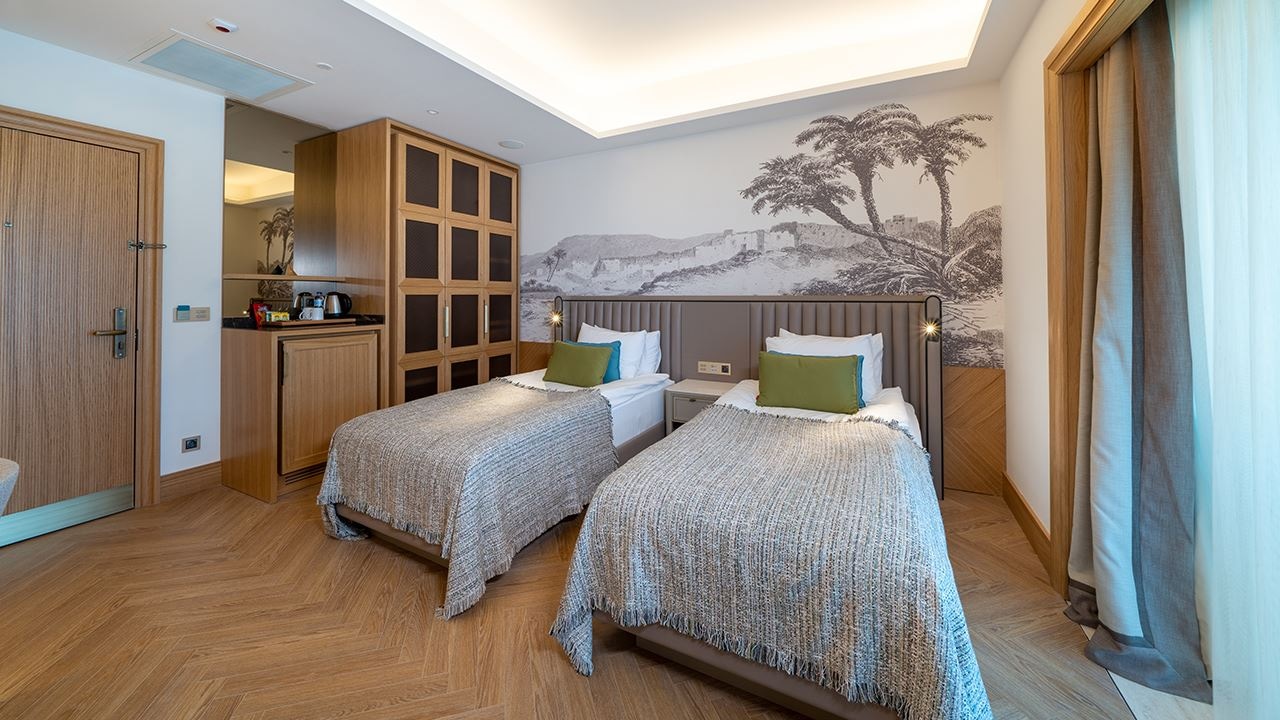 rooms-family-room-pool-direct-access