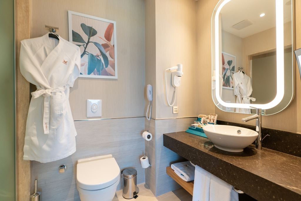 rooms-private-family-suit-via-pool