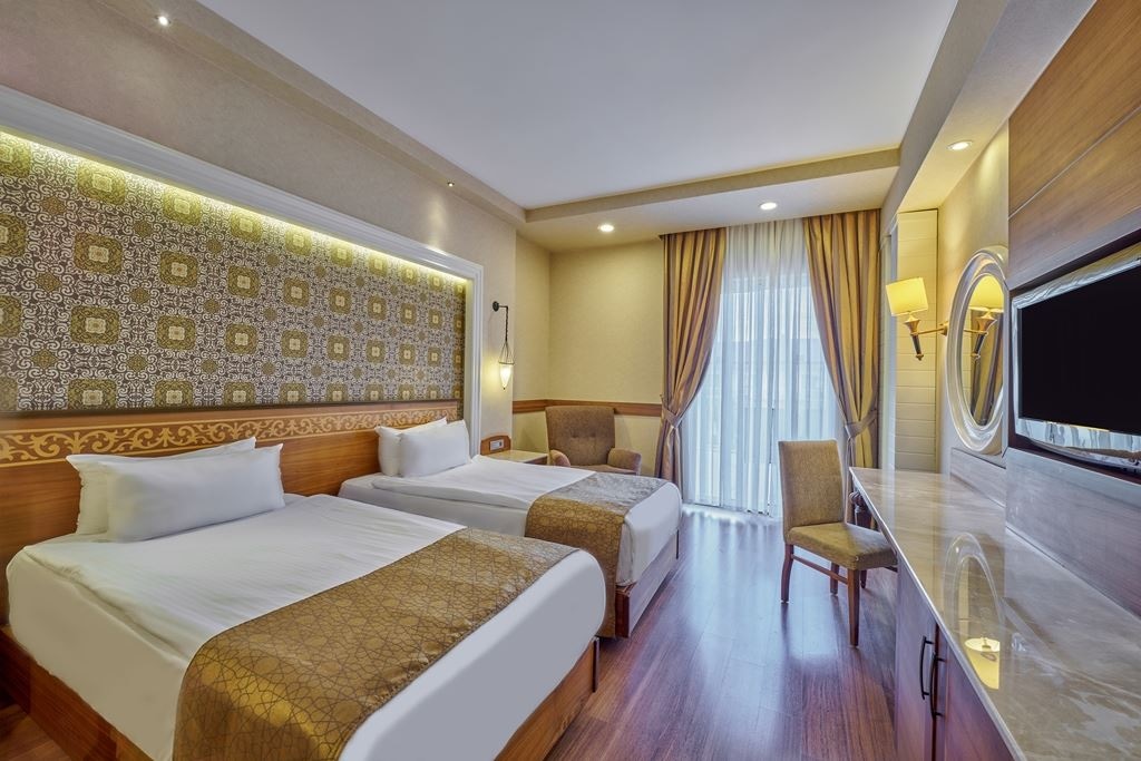 rooms-deluxe-pool-room