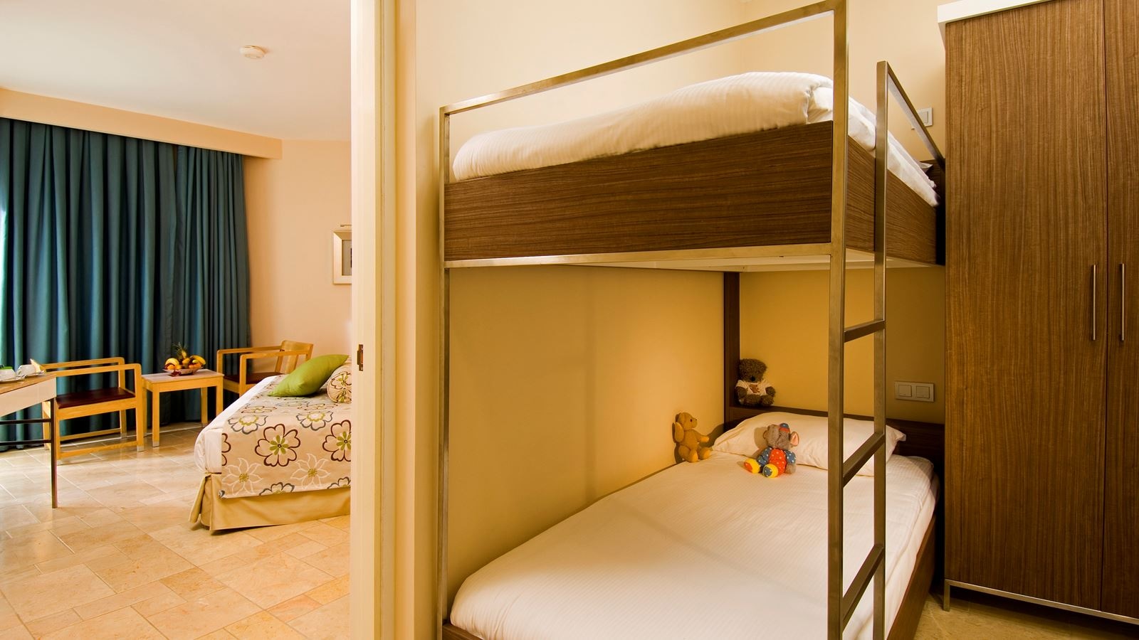 rooms-club-family-room