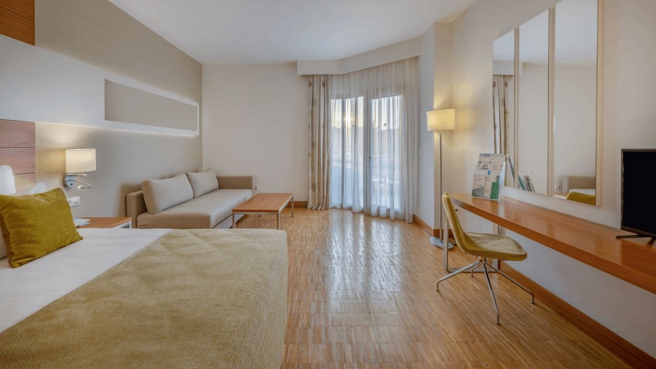 rooms-hotel-family-deluxe-suite-room