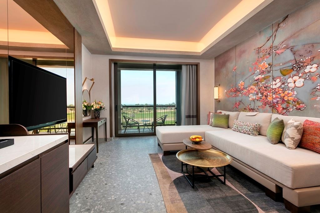 rooms-family-room-golf-view