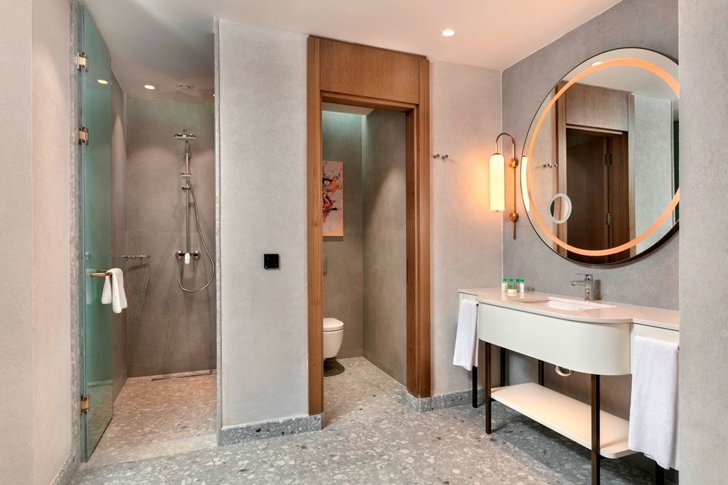 rooms-family-room-golf-view