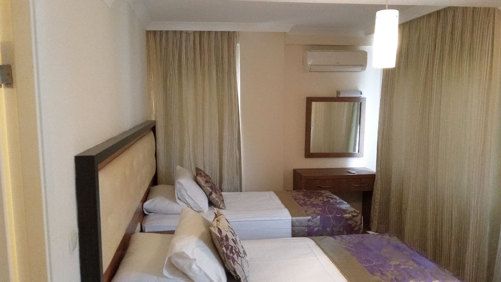 rooms-coral-room