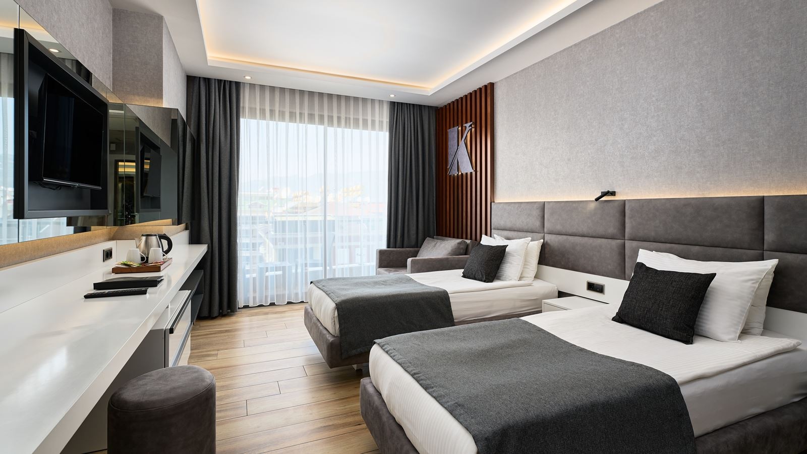 rooms-deluxe-family-room