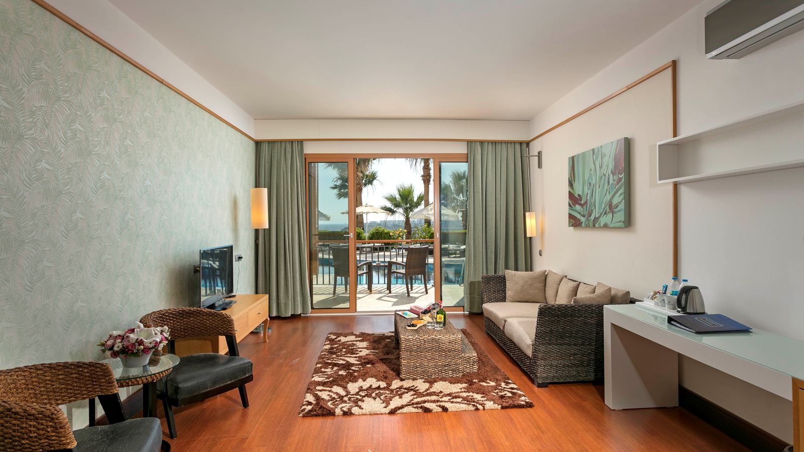 rooms-superior-suite-swimup