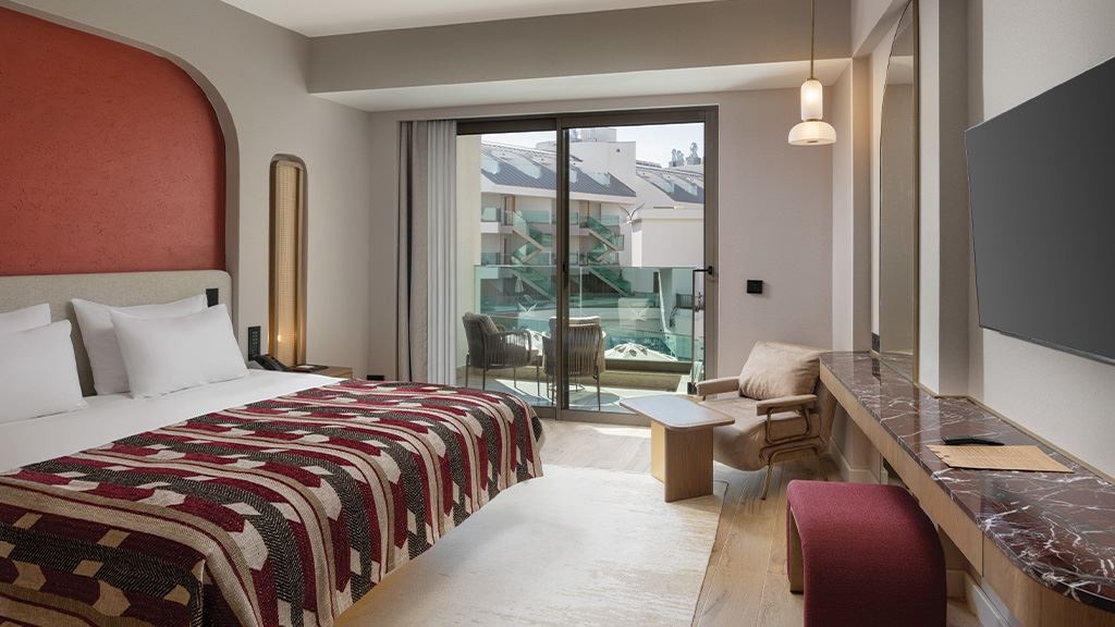 rooms-superior-pool-access-via-stairs