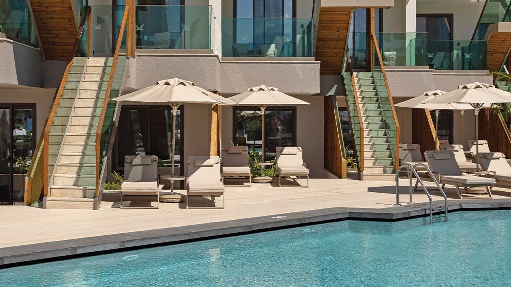 rooms-superior-pool-access-via-stairs