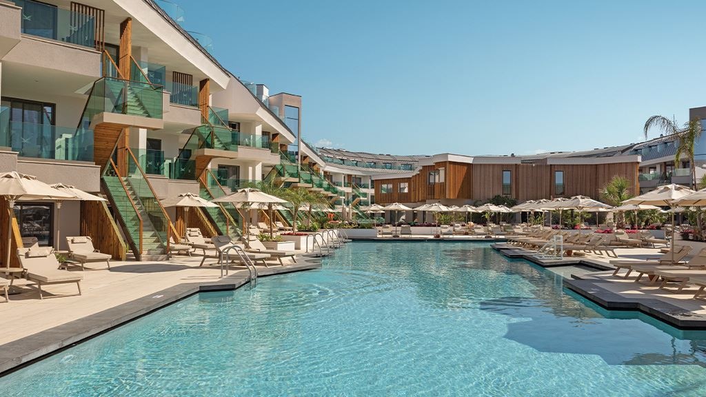 rooms-superior-pool-access-via-stairs