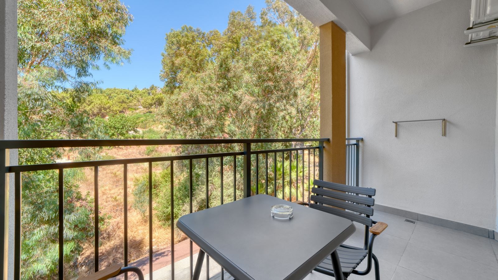 rooms-superior-room-land-view