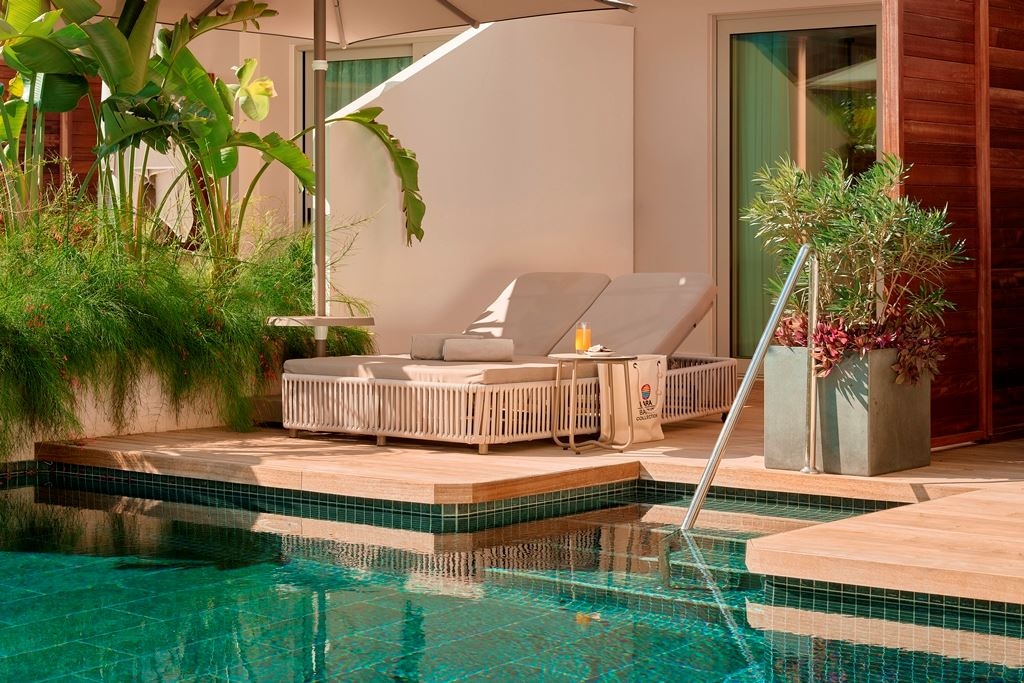 rooms-deluxe-garden-room-swimup