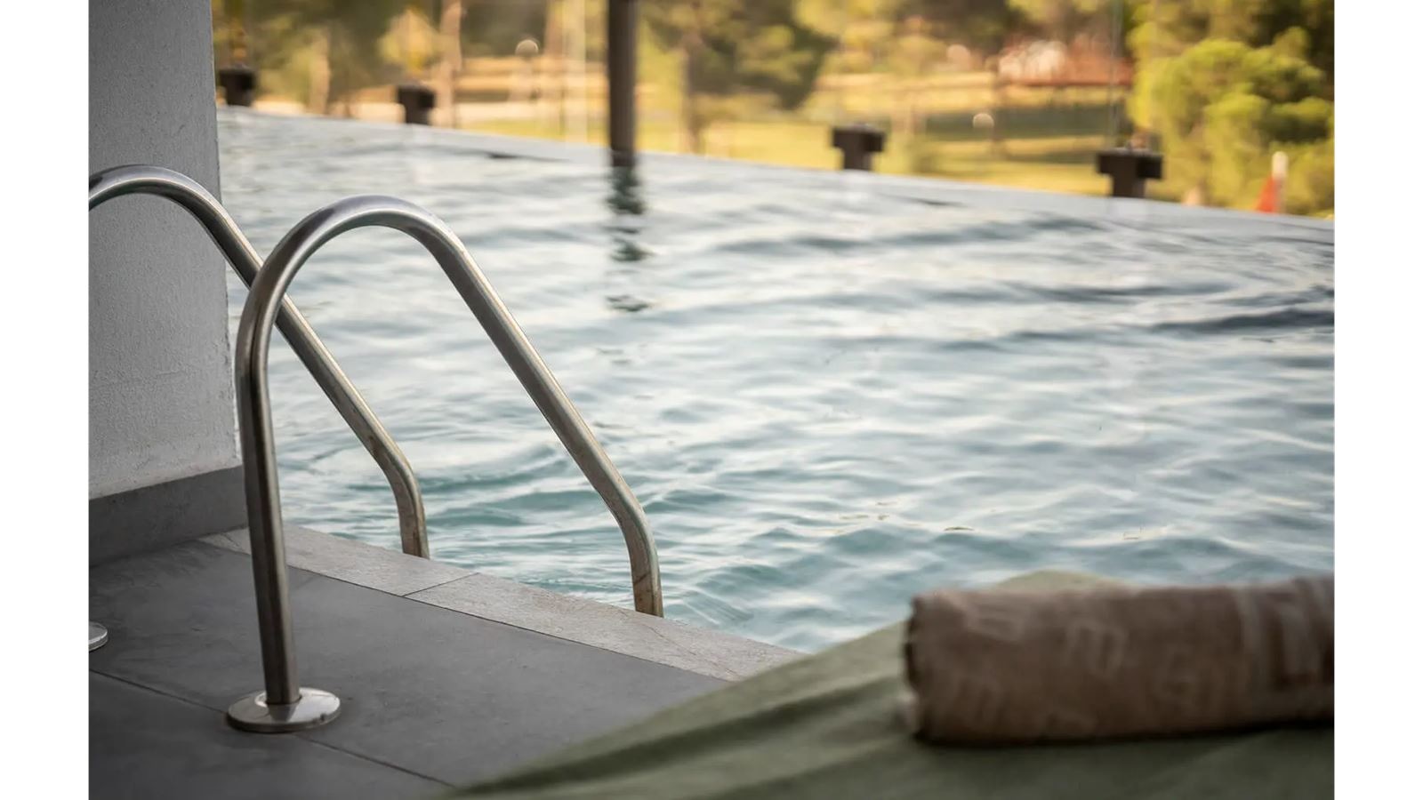 rooms-deluxe-swim-up-forest-view