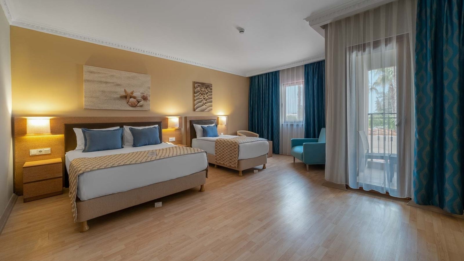 rooms-coral-room