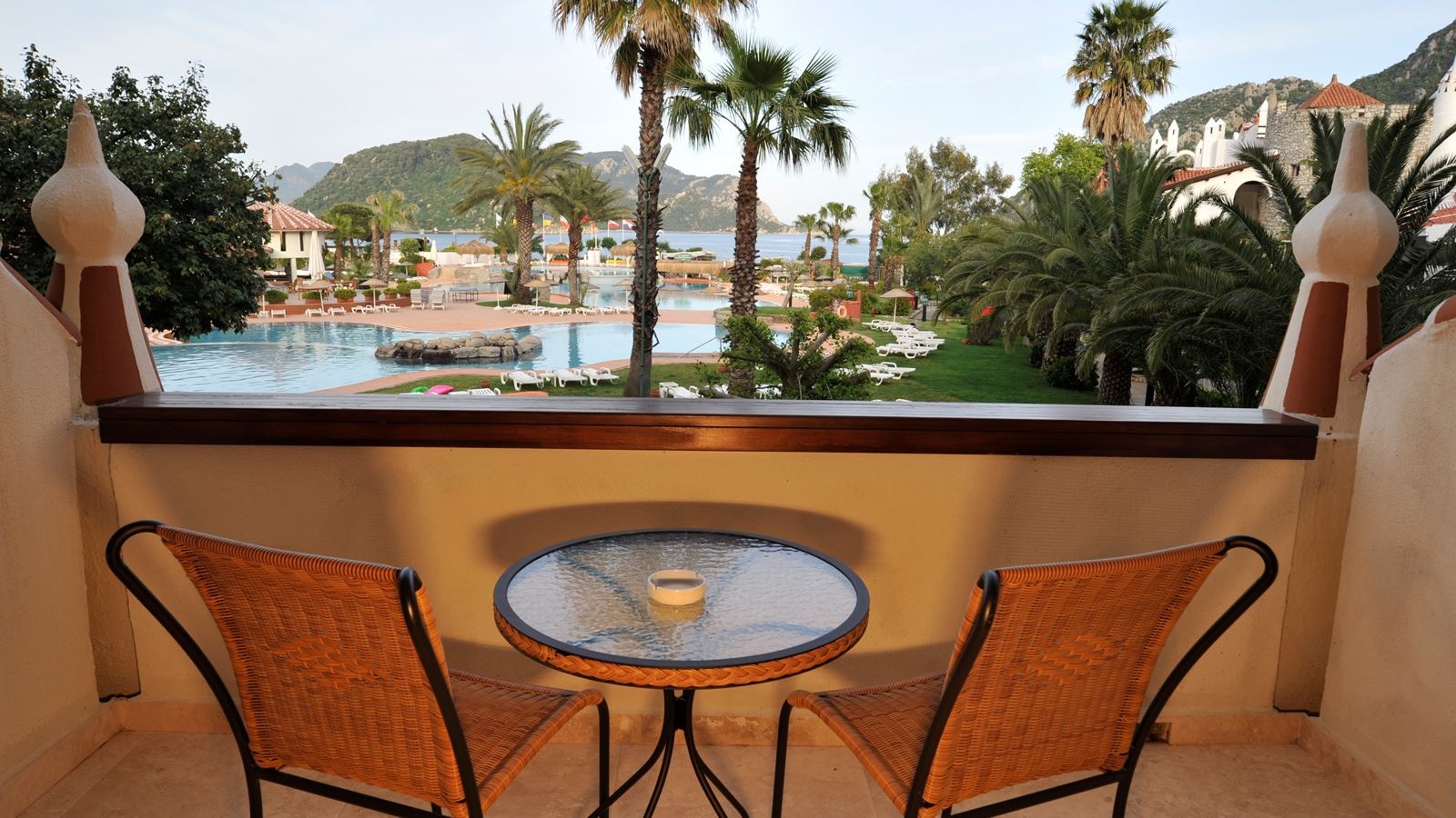 rooms-deluxe-room-sea-view-with-balcony