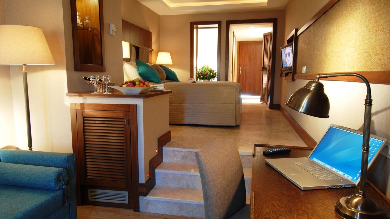 rooms-deluxe-room-sea-view-with-balcony