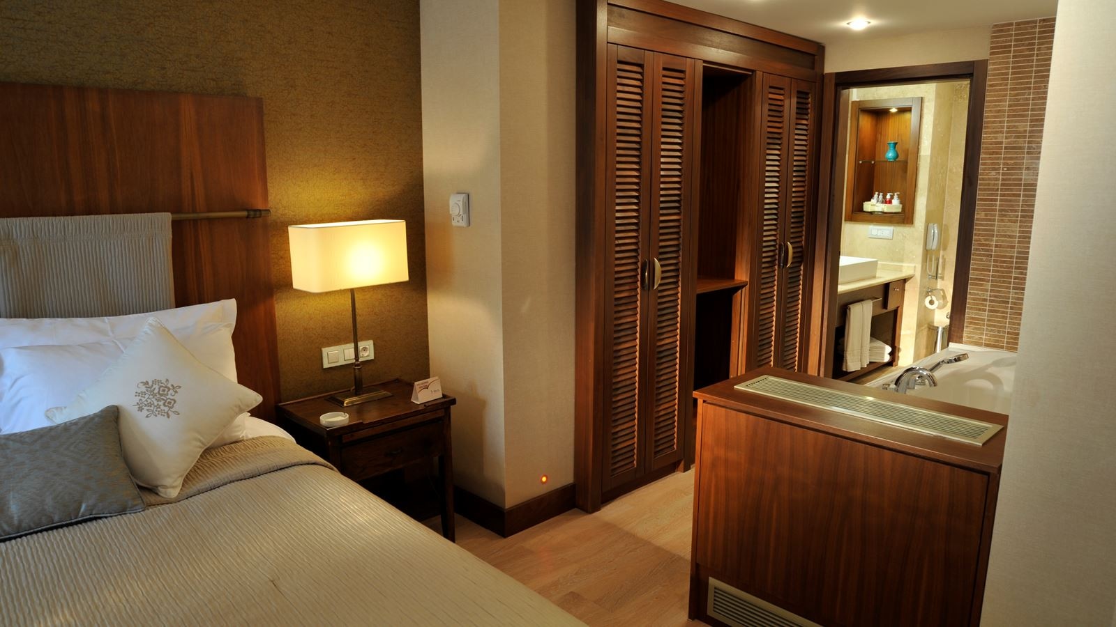 rooms-deluxe-2-bedrooms-suite-with-balcony