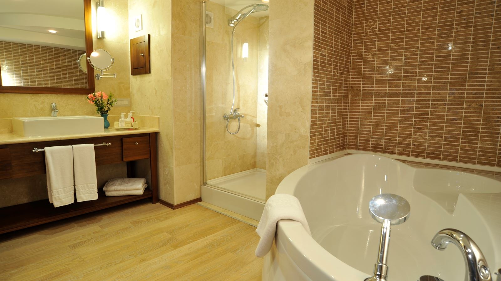 rooms-deluxe-2-bedrooms-suite-with-balcony