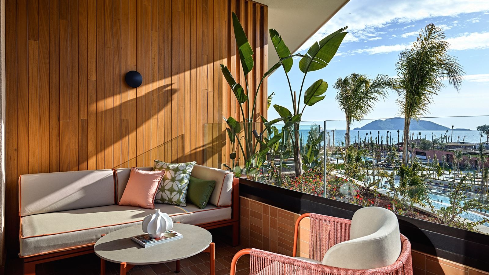 rooms-resort-family-room-mix-zone