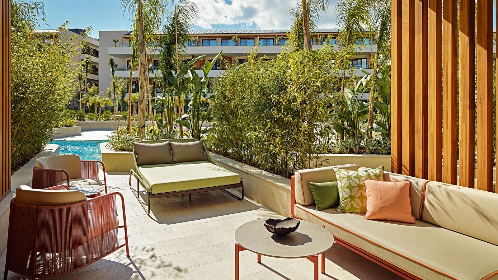 rooms-resort-family-swim-up-mix-zone