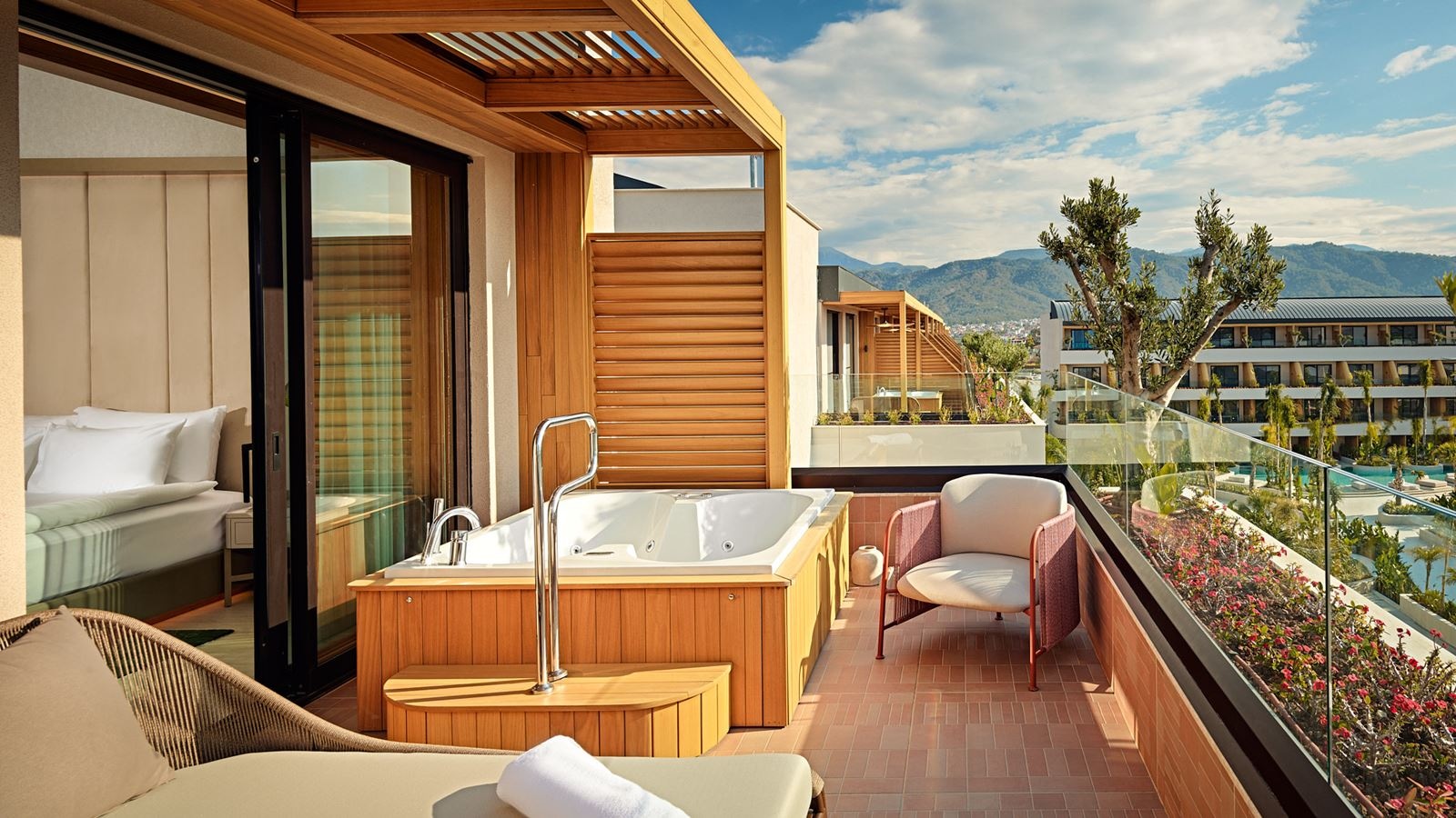 rooms-resort-jacuzzi-suite-resort-mix-zone