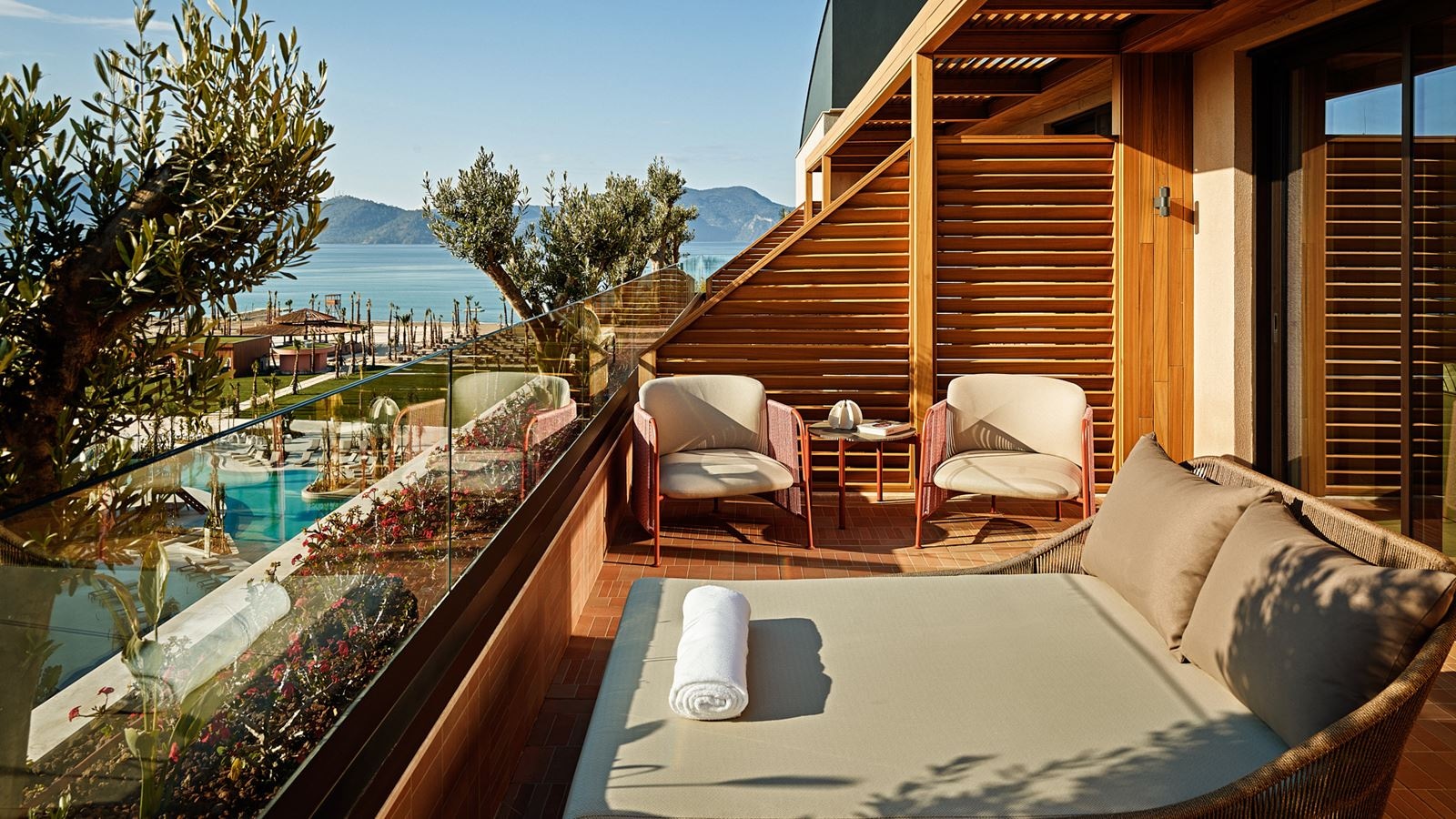 rooms-resort-jacuzzi-suite-resort-mix-zone