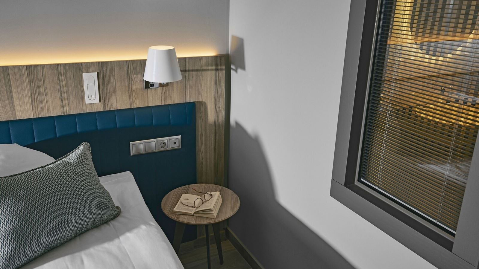 rooms-double-room-classic-sea-side-small-balcony--french-balcony-dbl2