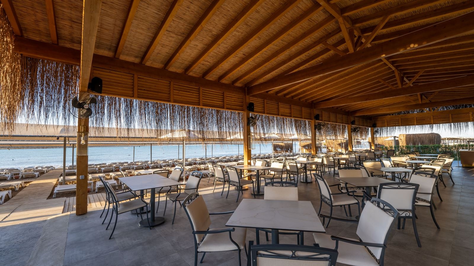 bars-brezza-beach-bar