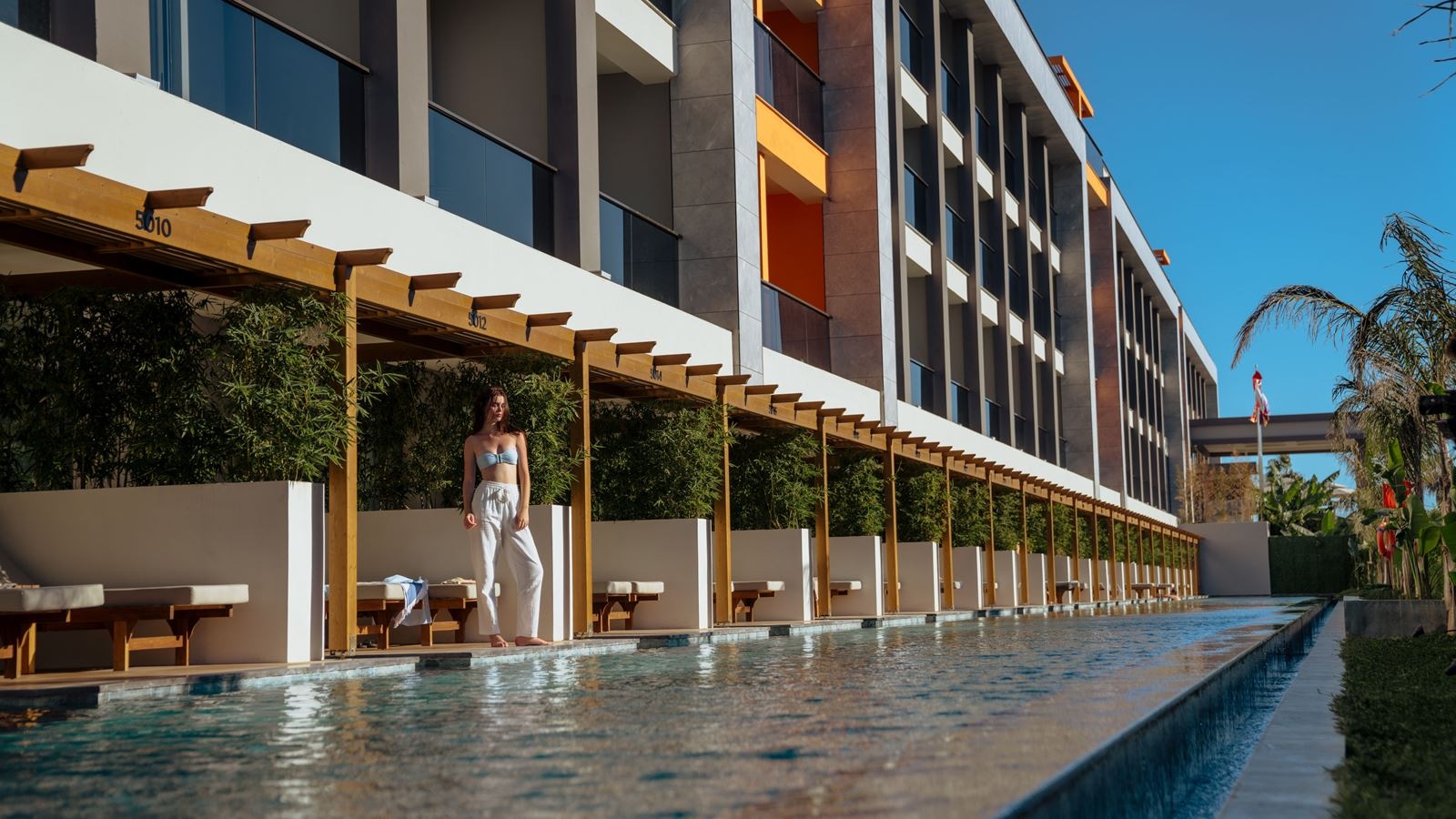 rooms-swim-up-room