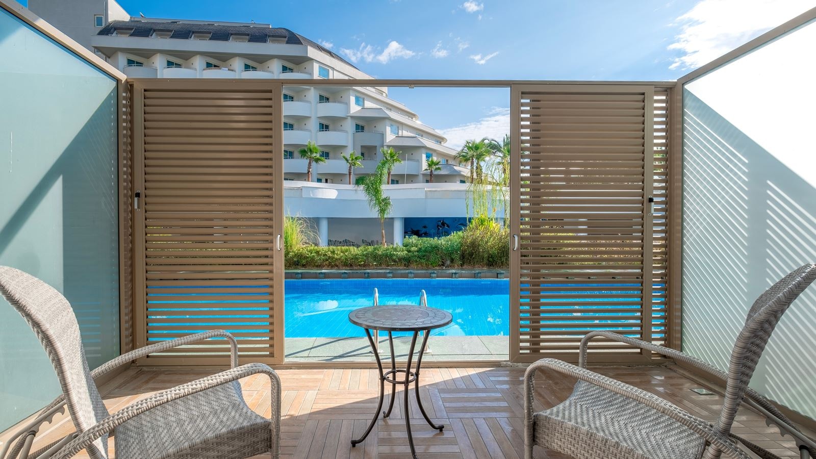 rooms-swim-up--pool-access