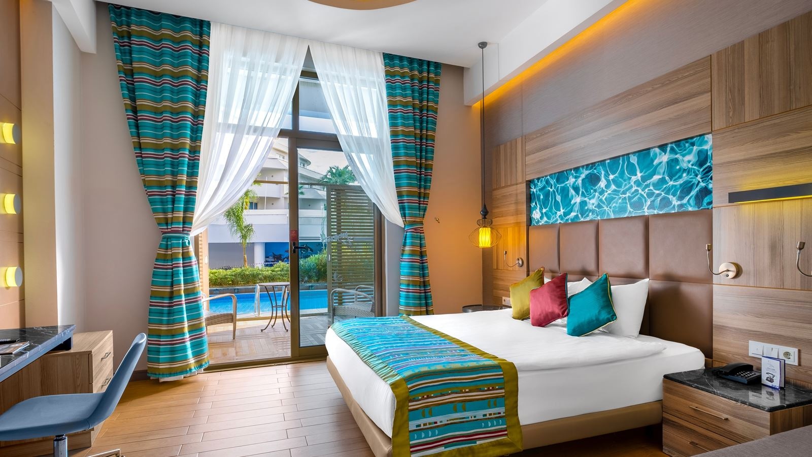 rooms-swim-up--pool-access