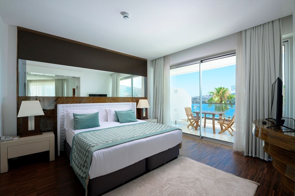 rooms-main-building-senior-suit