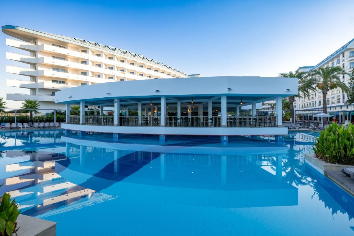 bars-splash-pool-bar