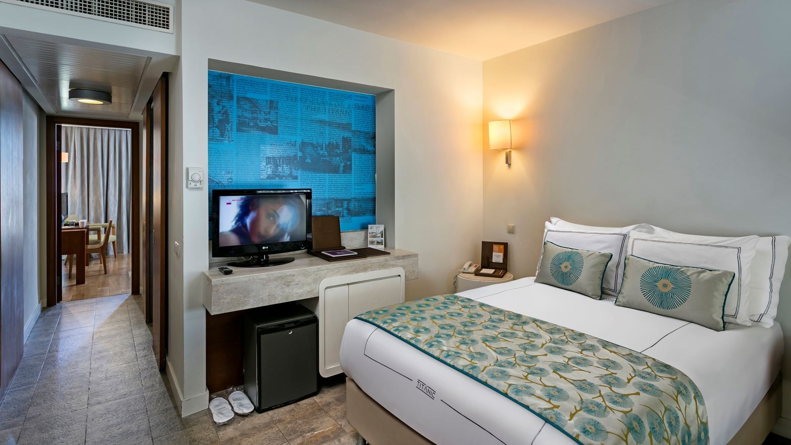 rooms-anex-family-room-garden-view