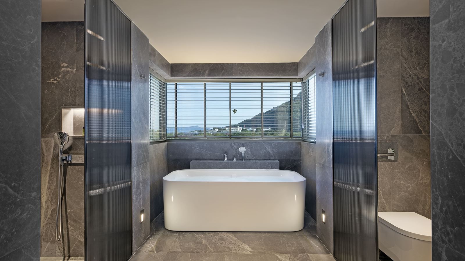 rooms-marine-jacuzzi-room