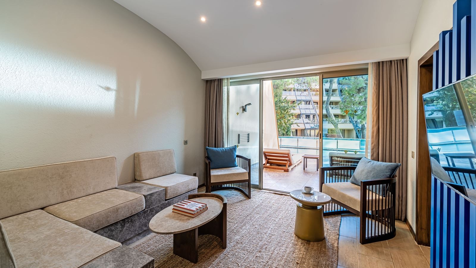 rooms-family-pool-house-ground-floor