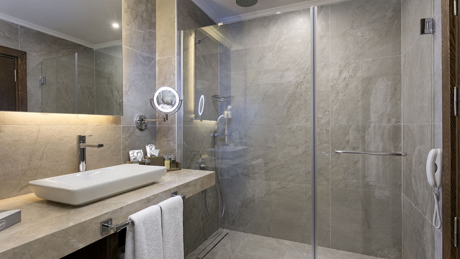 rooms-family-pool-house-upper-floor