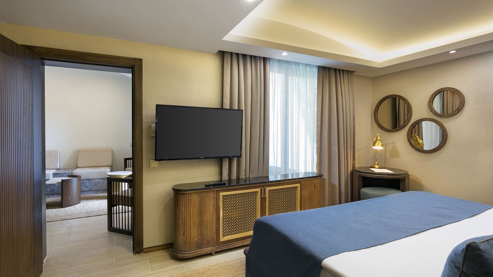 rooms-family-pool-house-upper-floor