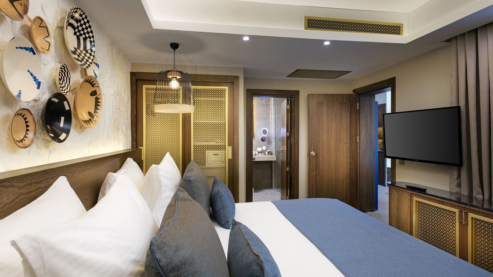 rooms-family-pool-house-upper-floor