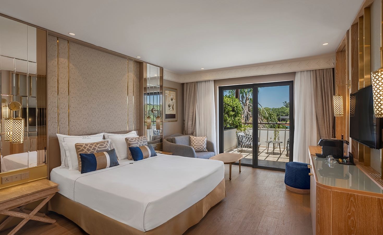 rooms-lake-house-pool-view